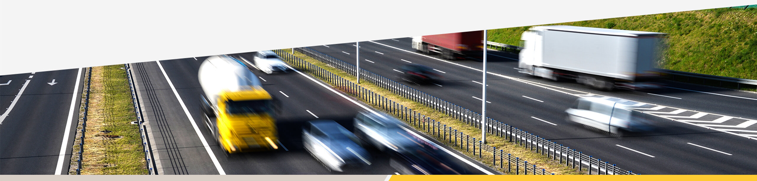 Autobahn mit vorbei fahrenden Autos und LKWs